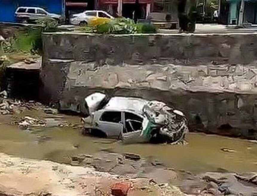 Arrastrado-por-la-corriente-1160x700 Zapopan, preocupa y ocupa, a la SSJalisco tras intensas lluvias