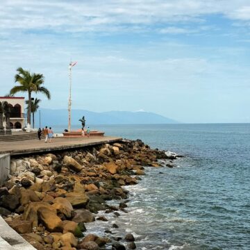 Ondean banderas amarillas en playas de Puerto Vallarta