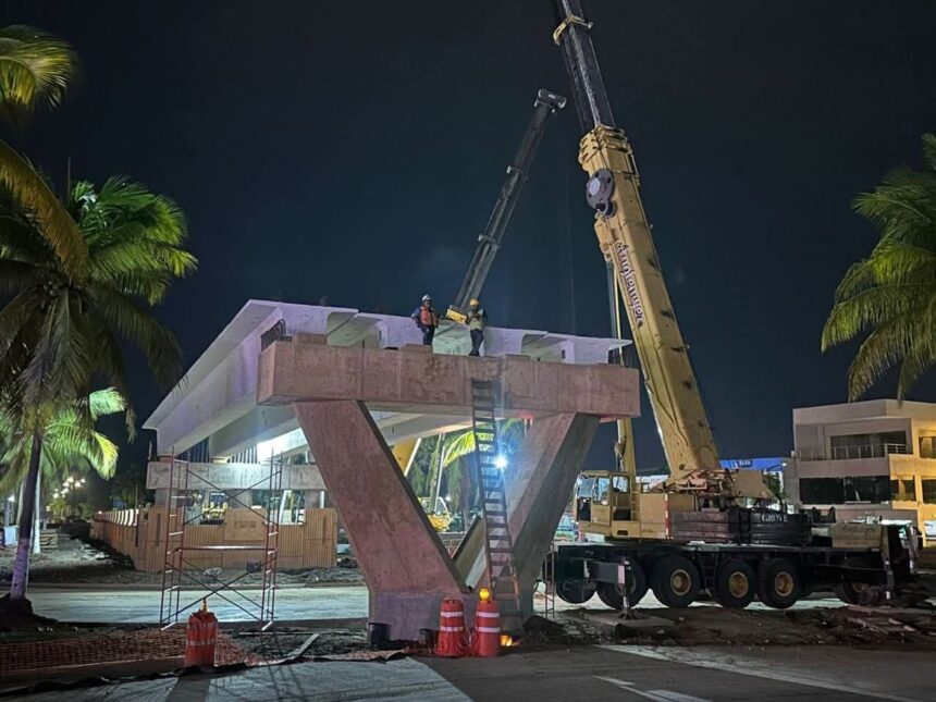 Colocan primeras trabes del puente en el Nodo Vial de Las Juntas