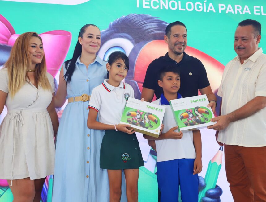 IMG-20250711-WA0122 Más de 8 mil alumnos de primaria ya cuentan con tablets