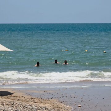 IMG-20250717-WA0107 Turistas nadan en playas contaminadas con heces fecales en Vallarta