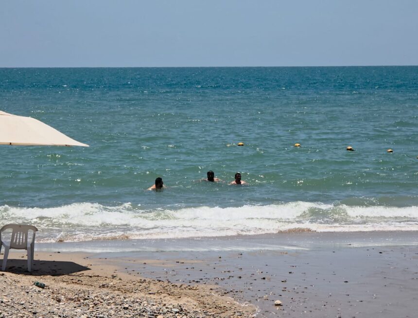 IMG-20250717-WA0107 Turistas nadan en playas contaminadas con heces fecales en Vallarta