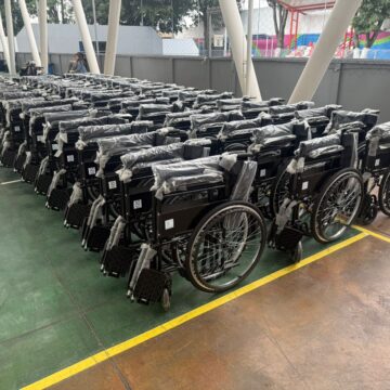 En Puerto Vallarta Rotarios entregan sillas de ruedas a personas en situación vulnerable
