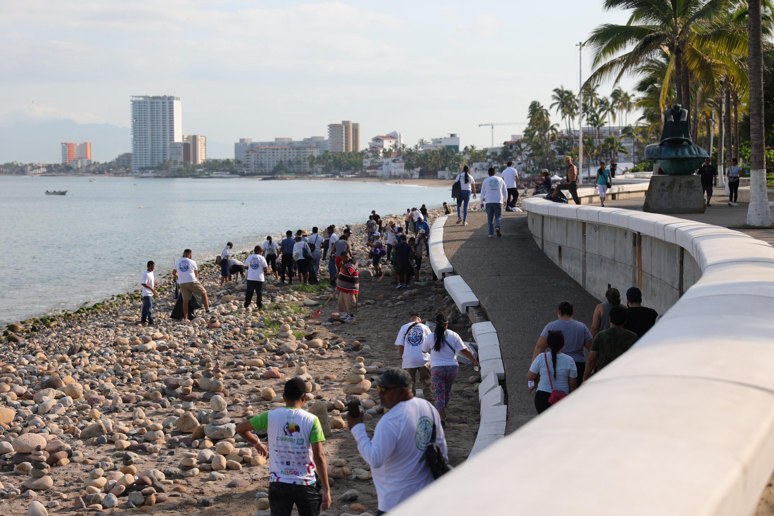 Más de 450 voluntarios se unieron a la limpieza de playa Camarones y Olas Altas