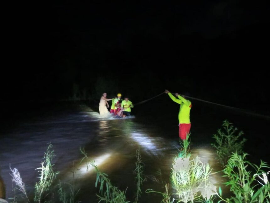 Rescatan a joven con hipotermia en río de la colonia Campo Azul, en Puerto Vallarta
