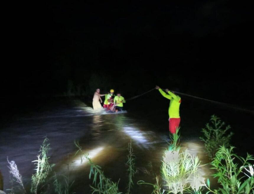 Rescatan a joven con hipotermia en río de la colonia Campo Azul, en Puerto Vallarta