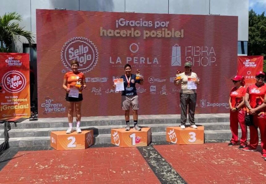 Beatriz Martínez, la bombera de Puerto Vallarta que conquistó el podio en Carrera Vertical 2025