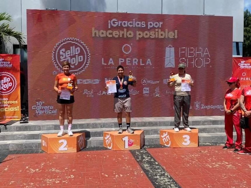 Beatriz Martínez, la bombera de Puerto Vallarta que conquistó el podio en Carrera Vertical 2025
