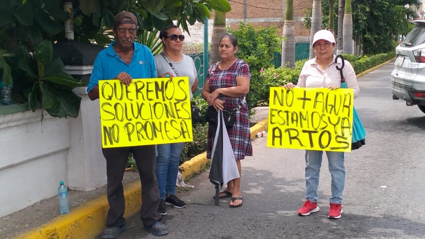 Vuelven a tomar las calles del centro de Vallarta por desperdicio de agua