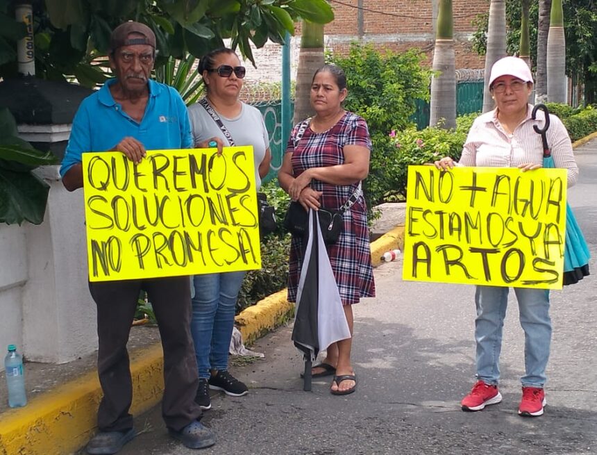 Vuelven a tomar las calles del centro de Vallarta por desperdicio de agua