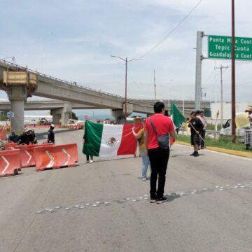 Manifestantes bloquean carretera federal 200 y paralizan la entrada y salida de Puerto Vallarta