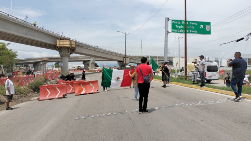 Manifestantes bloquean carretera federal 200 y paralizan la entrada y salida de Puerto Vallarta