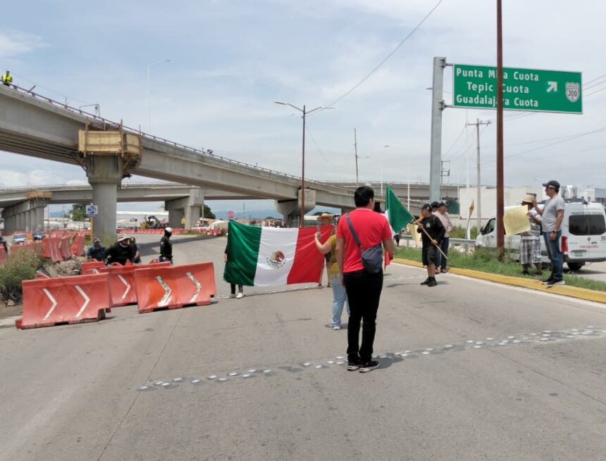 Manifestantes bloquean carretera federal 200 y paralizan la entrada y salida de Puerto Vallarta
