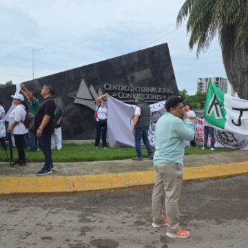 Trabajadores del IMSS marchan en Puerto Vallarta para exigir el regreso del régimen de jubilaciones y pensiones