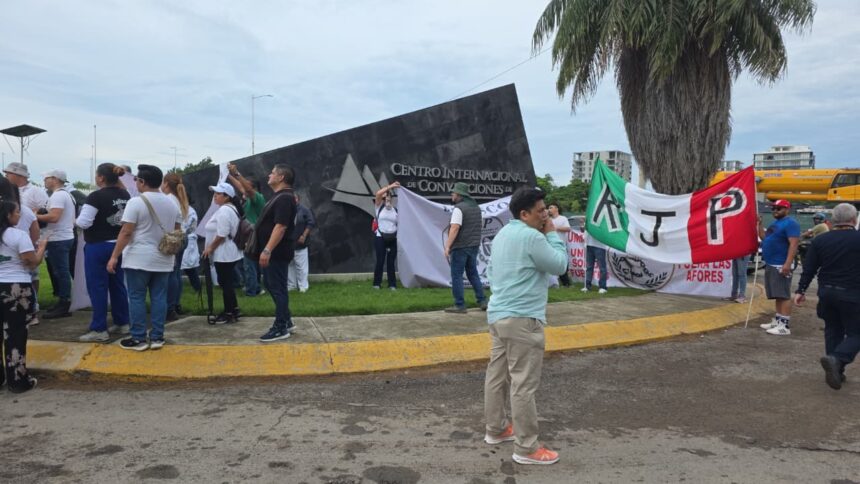 Trabajadores del IMSS marchan en Puerto Vallarta para exigir el regreso del régimen de jubilaciones y pensiones
