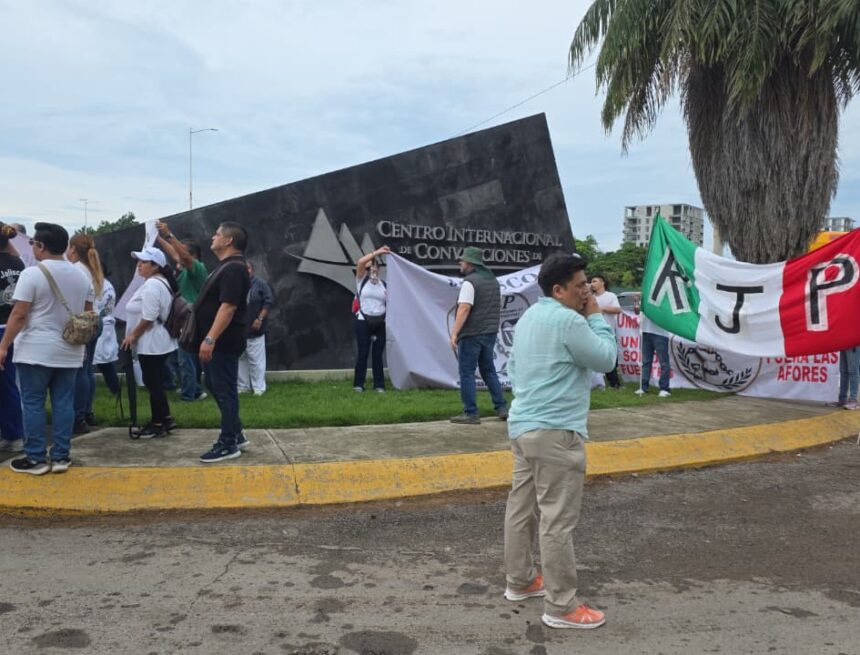 Trabajadores del IMSS marchan en Puerto Vallarta para exigir el regreso del régimen de jubilaciones y pensiones