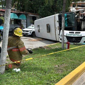 Vuelca camión tras chocar en la Medina Ascencio