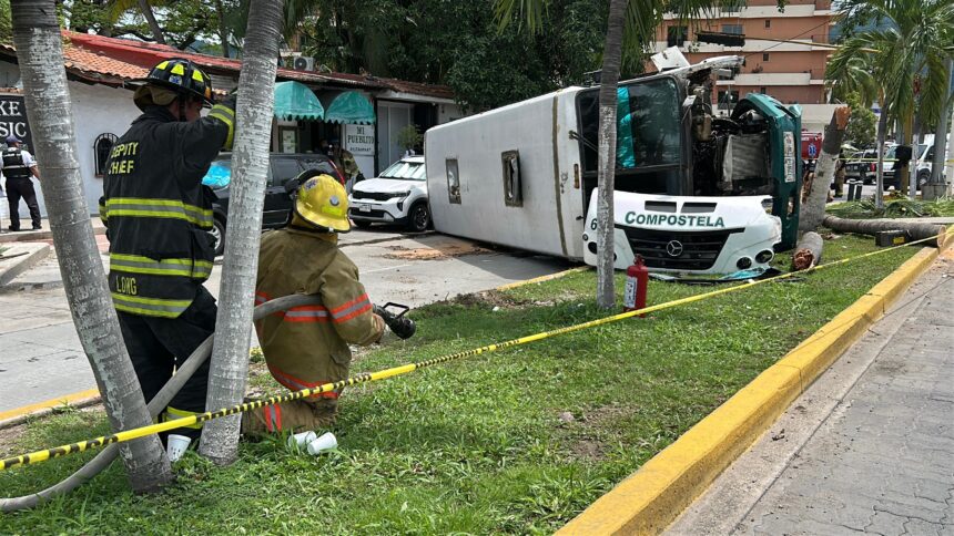 Vuelca camión tras chocar en la Medina Ascencio