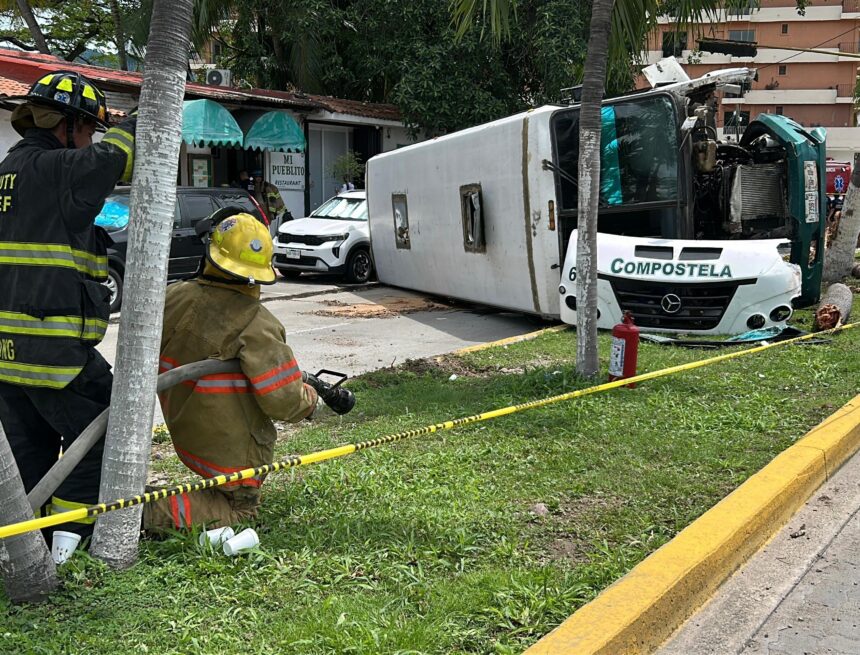 Vuelca camión tras chocar en la Medina Ascencio