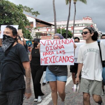 Jóvenes de Puerto Vallarta se manifiestan contra la gentrificación y exigen protección del territorio