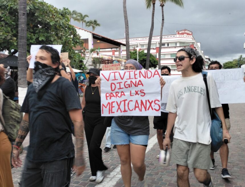 Jóvenes de Puerto Vallarta se manifiestan contra la gentrificación y exigen protección del territorio