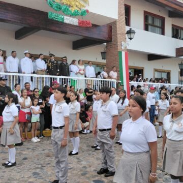 Miles participan en desfile cívico-militar por el 215 aniversario del inicio de la independencia de México en Puerto Vallarta