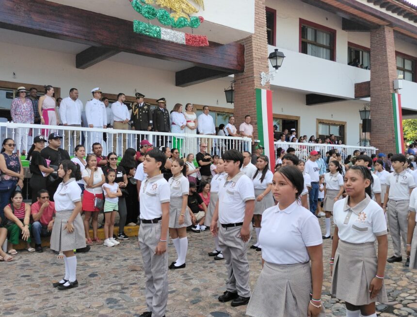 Miles participan en desfile cívico-militar por el 215 aniversario del inicio de la independencia de México en Puerto Vallarta