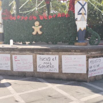 IMG-20251214-WA0208 Generación Z coloca pancartas en el kiosco de la plaza principal de Vallarta tras cancelar marcha