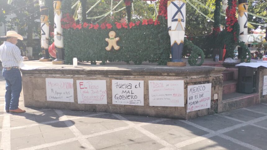 Generación Z coloca pancartas en el kiosco de la plaza principal de Vallarta tras cancelar marcha
