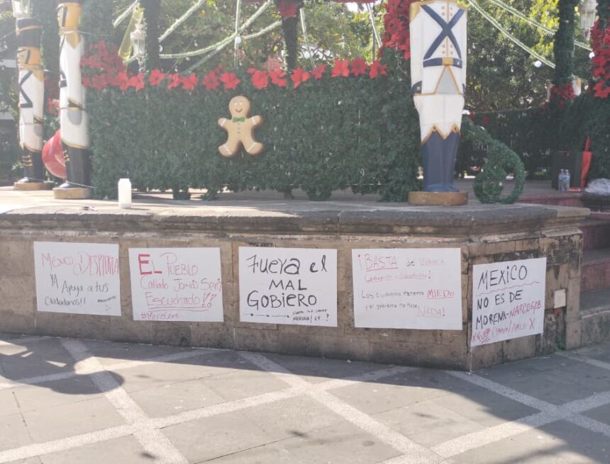 Generación Z coloca pancartas en el kiosco de la plaza principal de Vallarta tras cancelar marcha
