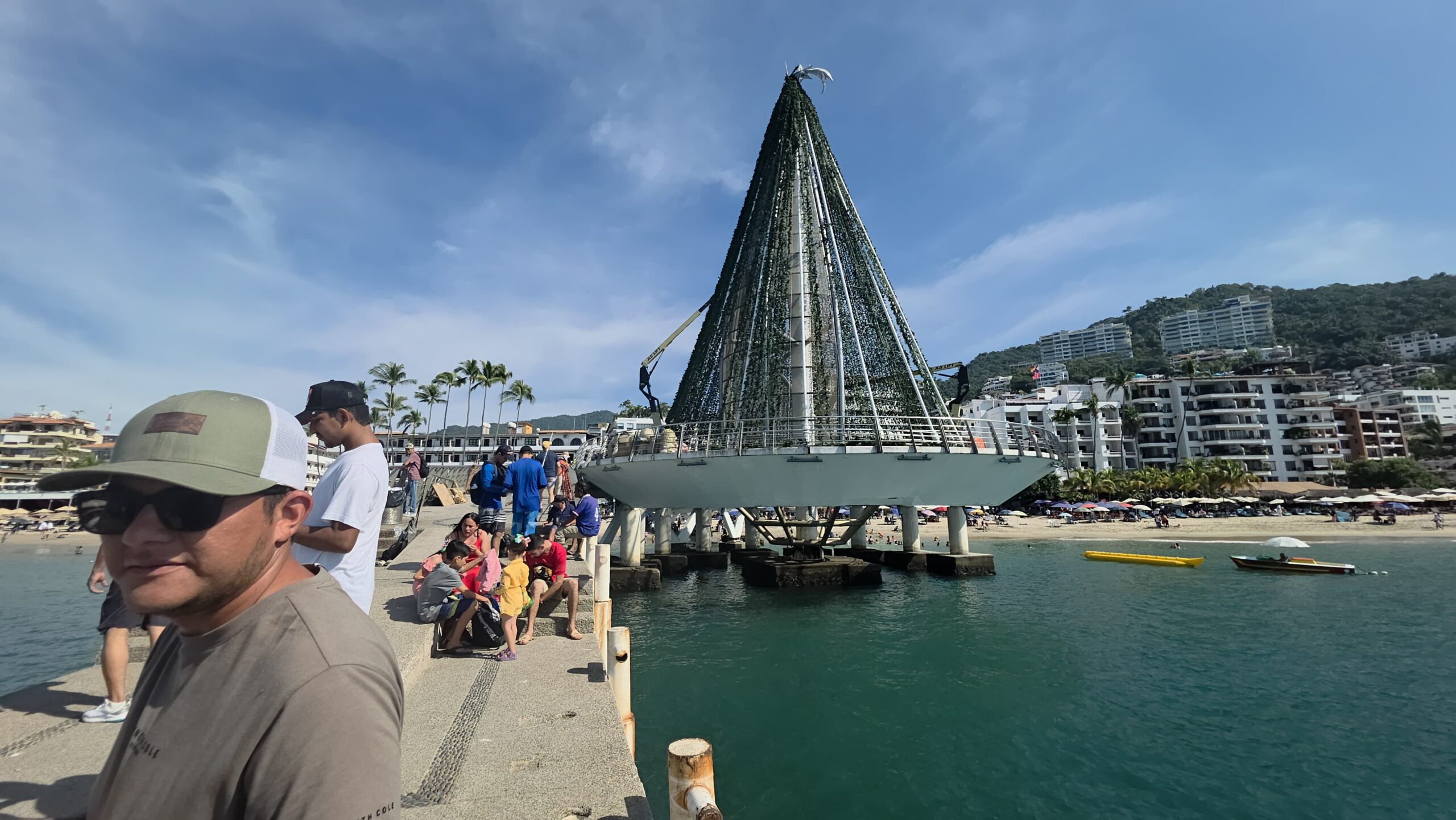 Convierten muelle de Los Muertos en mega árbol de Navidad