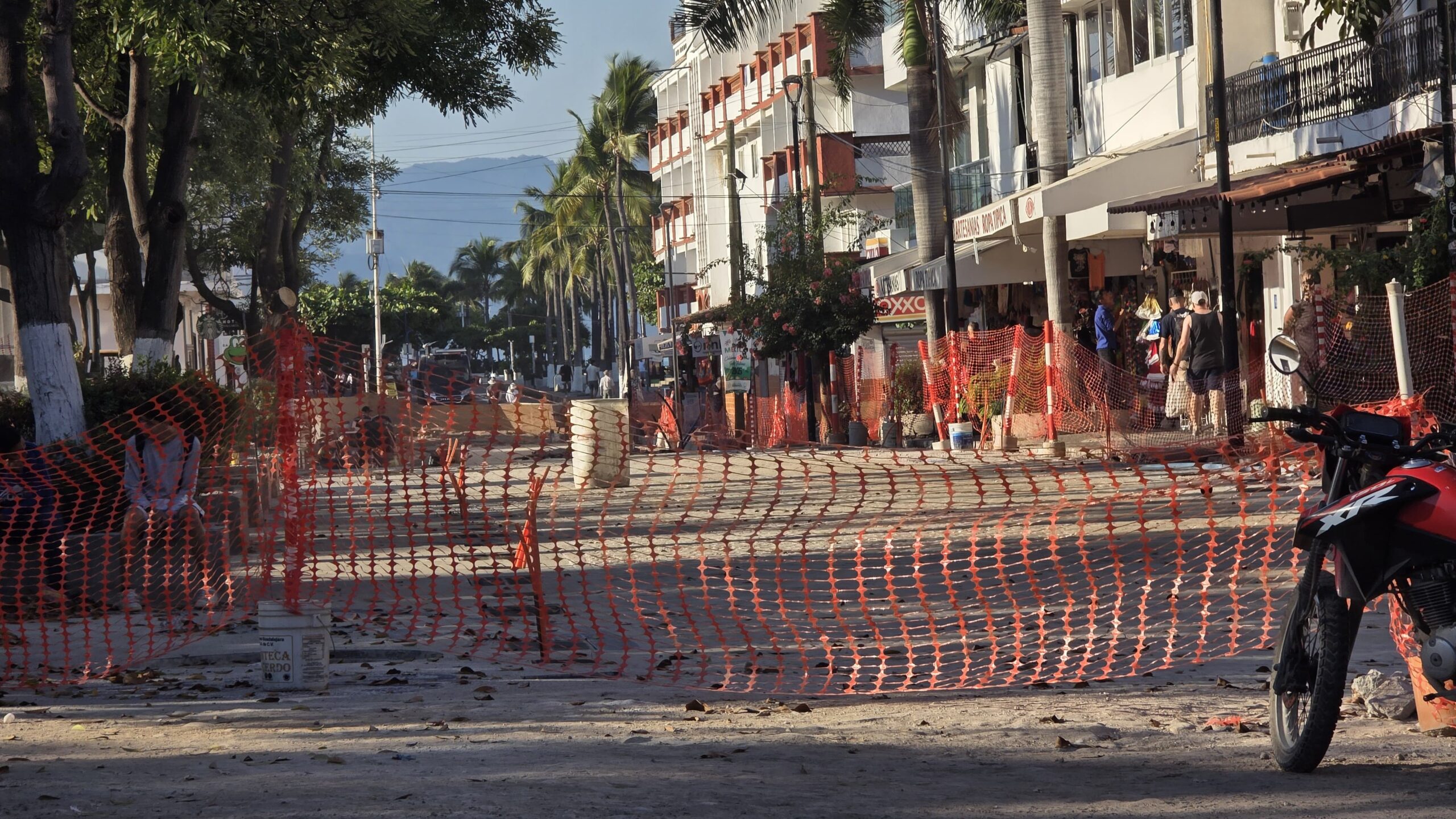 Comerciantes del Malecón exigen fecha de conclusión ante retraso en obras de renovación en zona centro
