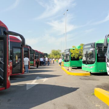 Pablo Lemus entrega primeras 31 unidades del transporte público en Puerto Vallarta