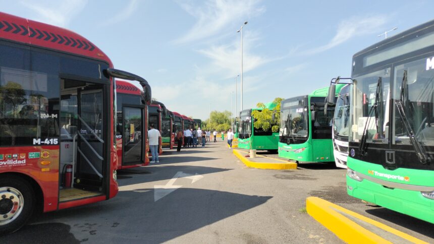Pablo Lemus entrega primeras 31 unidades del transporte público en Puerto Vallarta