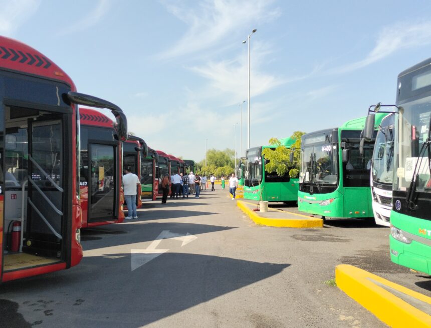 Pablo Lemus entrega primeras 31 unidades del transporte público en Puerto Vallarta