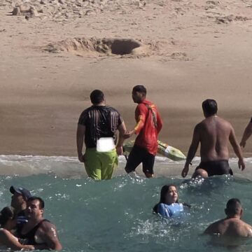 Rescatan a bañista arrastrado por corriente en Playa Palmares, Puerto Vallarta