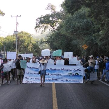 Habitantes de Puerto Vallarta toman la carretera federal en defensa de los Arcos de Mismaloya