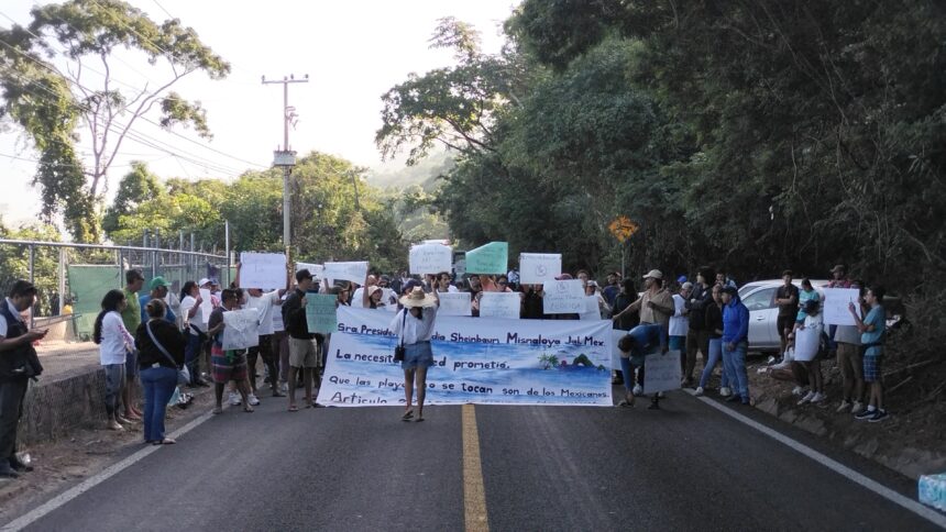 Habitantes de Puerto Vallarta toman la carretera federal en defensa de los Arcos de Mismaloya