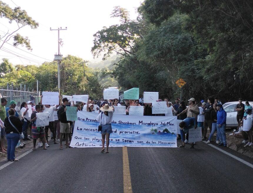 Habitantes de Puerto Vallarta toman la carretera federal en defensa de los Arcos de Mismaloya
