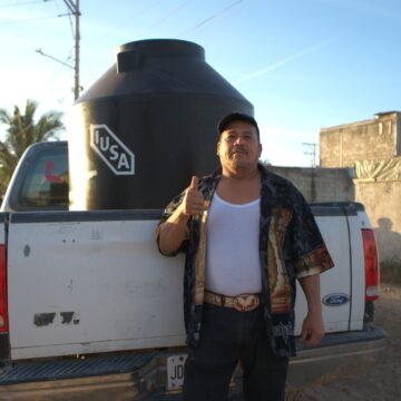 1 Vecinos de Ixtapa reconocen apoyo de SEAPAL con tinacos gratuitos