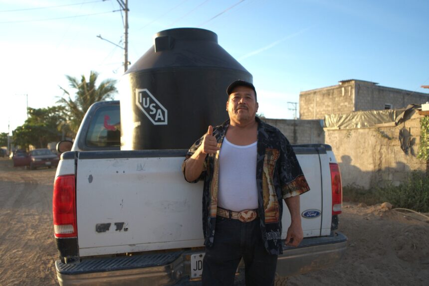 Vecinos de Ixtapa reconocen apoyo de SEAPAL con tinacos gratuitos