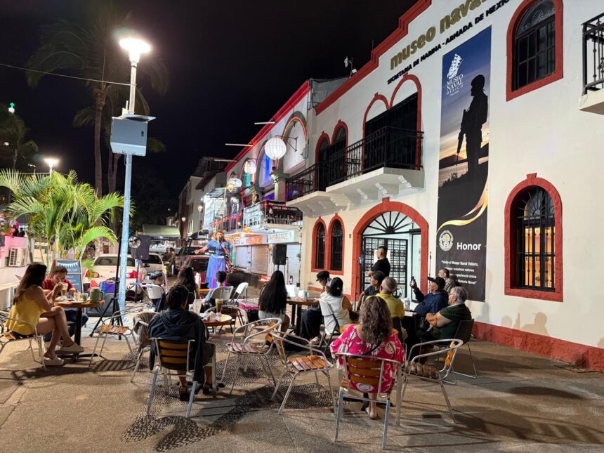 Personal naval participa en la Primera Edición de Noche de Museo Naval México en Puerto Vallarta