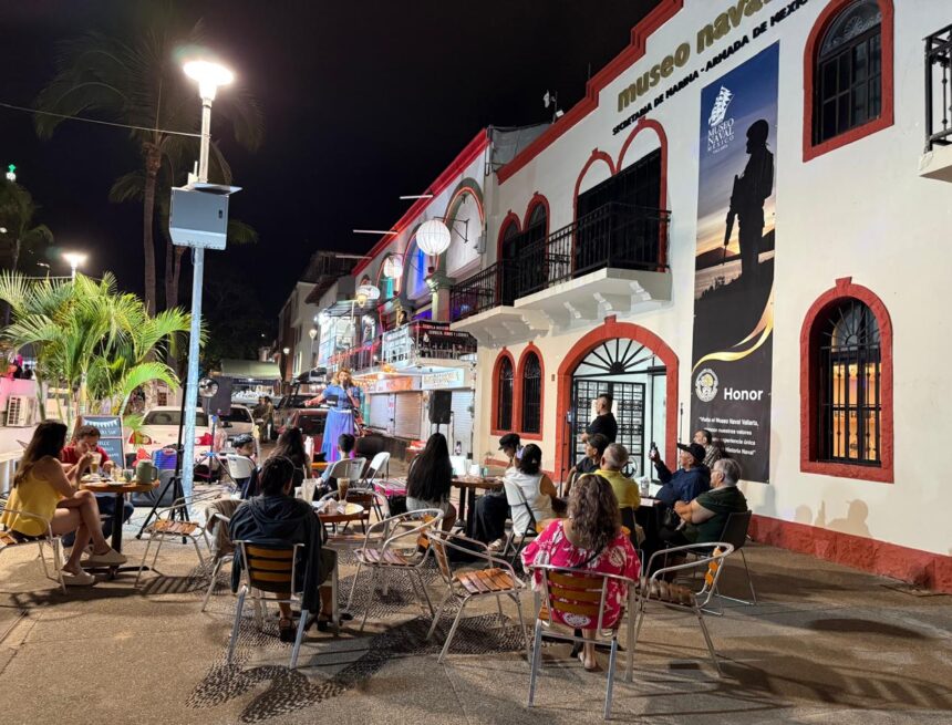 Personal naval participa en la Primera Edición de Noche de Museo Naval México en Puerto Vallarta