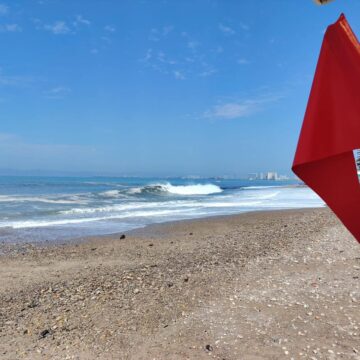 Mantienen banderas rojas en casi todas las playas de Puerto Vallarta por alto oleaje