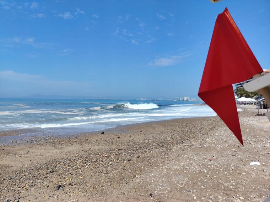 Mantienen banderas rojas en casi todas las playas de Puerto Vallarta por alto oleaje