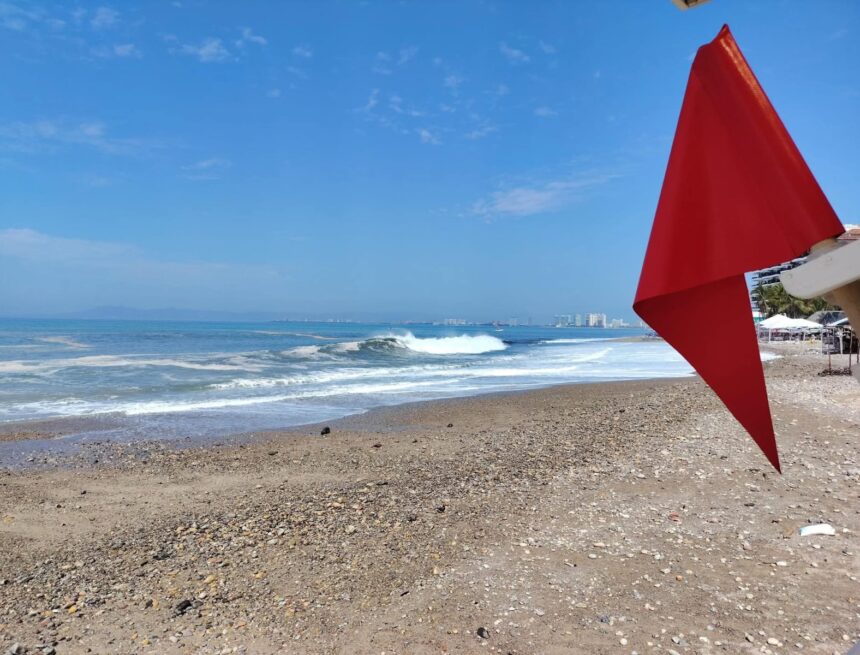 IMG-20260209-WA0176 Mantienen banderas rojas en casi todas las playas de Puerto Vallarta por alto oleaje