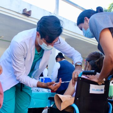 Protege DIF Vallarta a adultos mayores del CAIAM con jornada de vacunación
