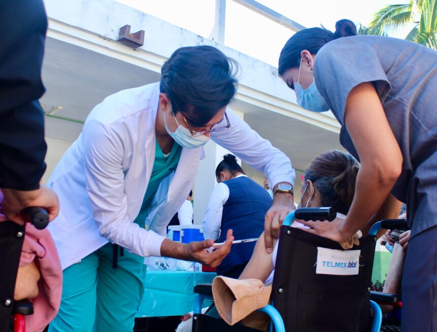 Protege DIF Vallarta a adultos mayores del CAIAM con jornada de vacunación