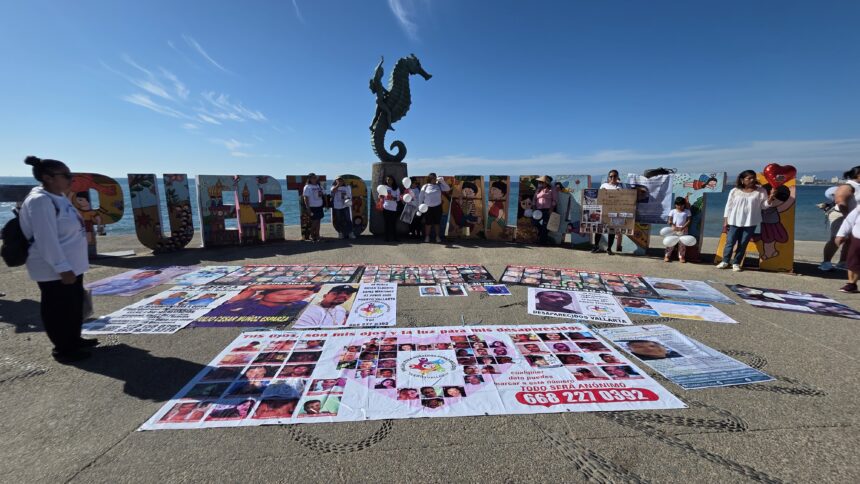 Marcha pacífica de madres buscadoras recorre el malecón de Vallarta