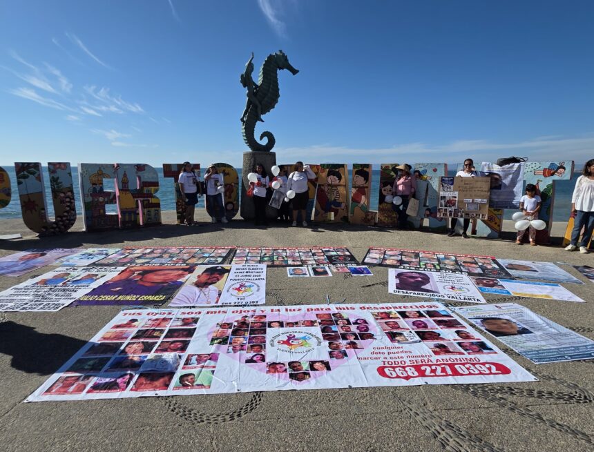 Marcha pacífica de madres buscadoras recorre el malecón de Vallarta